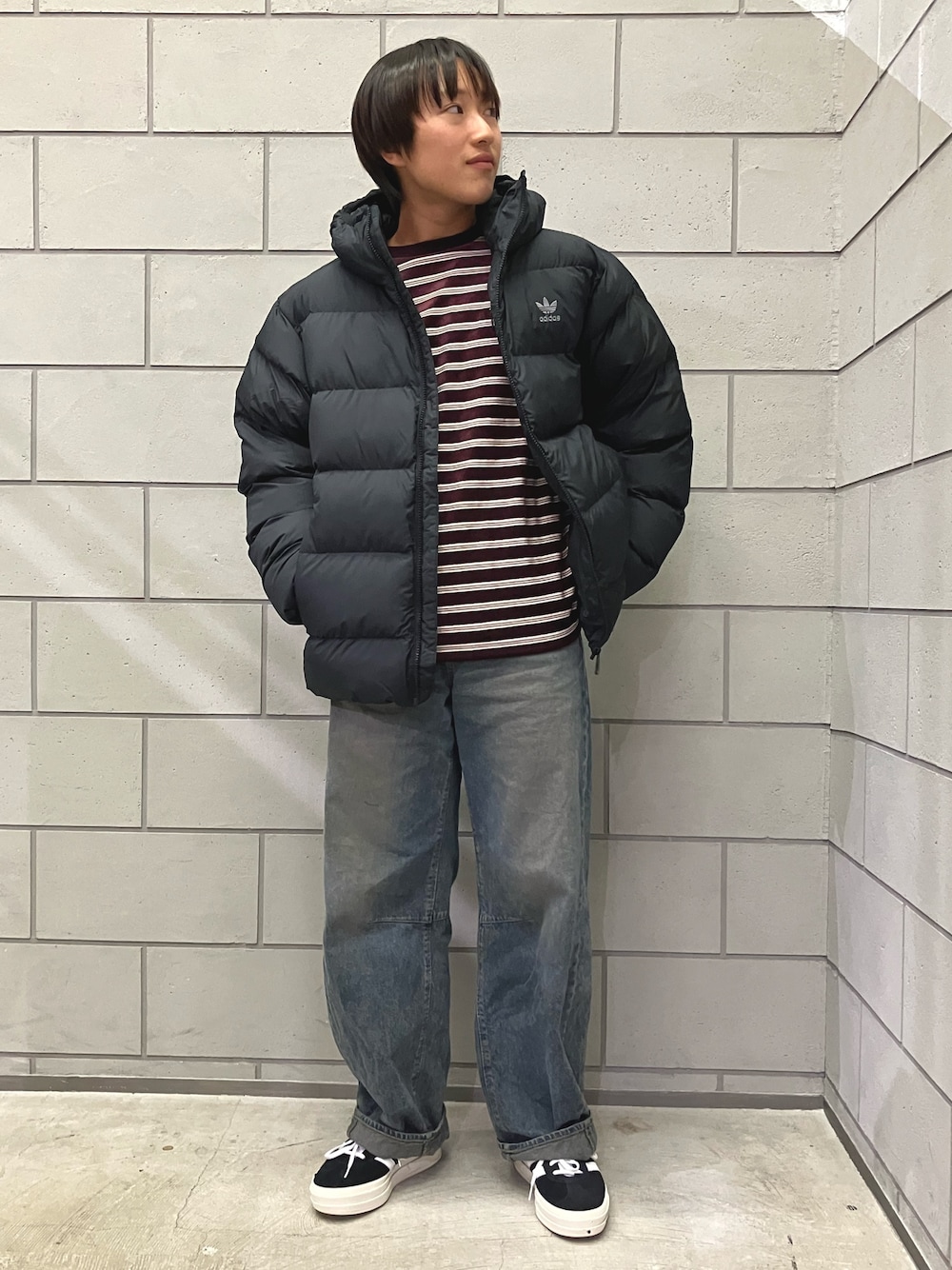 「スニーカー、ジャケット、アウター、adidas、アディダス、adidas originals、アディダスオリジナルス、ガゼル、パファージャケット」｜「adidasのフード付き無地パファージャケット / アディダスオリジナルス adidas Originals（ダウンジャケット/コート、ブラック系）」を使った、MRさん（レディース・164cm）の冬コーディネートの1枚目の写真