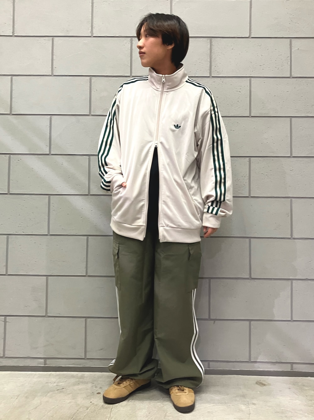 「スニーカー、adidas、カーゴパンツ、アディダス、adidas originals、トラックジャケット、アディダスオリジナルス、ベッケンバウアー、アディカラー、ガゼル」｜「adidasのベッケンバウアートラックジャケット（ジェンダーニュートラル） / トラックトップ ジャージ / アディダスオリジナルス adidas Originals（ジャージ、ブラウン系）」を使った、MRさん（レディース・164cm）の秋コーディネートの1枚目の写真