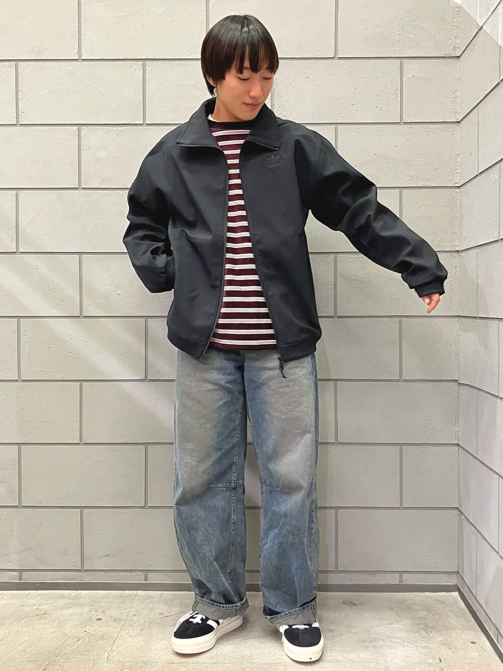 「スニーカー、ジャケット、adidas、アディダス、adidas originals、アディダスオリジナルス、シェルジャケット、ガゼル、フルジップジャケット」｜「adidasのソフトシェル フルジップジャケット / アディダスオリジナルス adidas Originals（その他アウター、ブラック系）」を使った、MRさん（レディース・164cm）の冬コーディネートの1枚目の写真