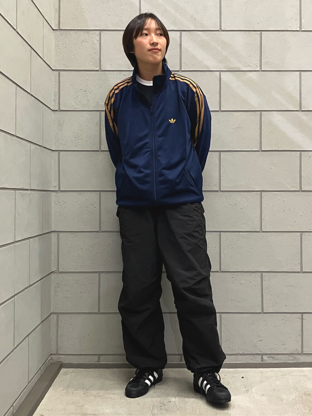 「スニーカー、adidas、ジャージ、アディダス、ナイロンジャケット、adidas originals、トラックジャケット、スーパースター、トラックトップ」｜「adidasのベッケンバウアートラックジャケット（ジェンダーニュートラル） / トラックトップ ジャージ / アディダスオリジナルス adidas Originals（ジャージ、ブルー系）」を使った、MRさん（レディース・164cm）の冬コーディネートの1枚目の写真