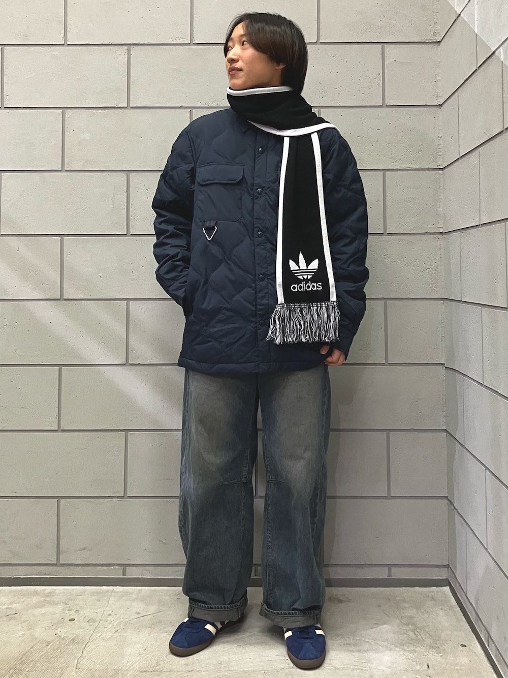 「スニーカー、ジャケット、アウター、adidas、スカーフ、アディダス、adidas originals、アディダスオリジナルス、ベルン、ライトジャケット」｜「adidasのLIGHTWEIGHT DOW / アディダスオリジナルス adidas Originals（ダウンジャケット/コート、ブルー系）」を使った、MRさん（レディース・164cm）の秋コーディネートの1枚目の写真