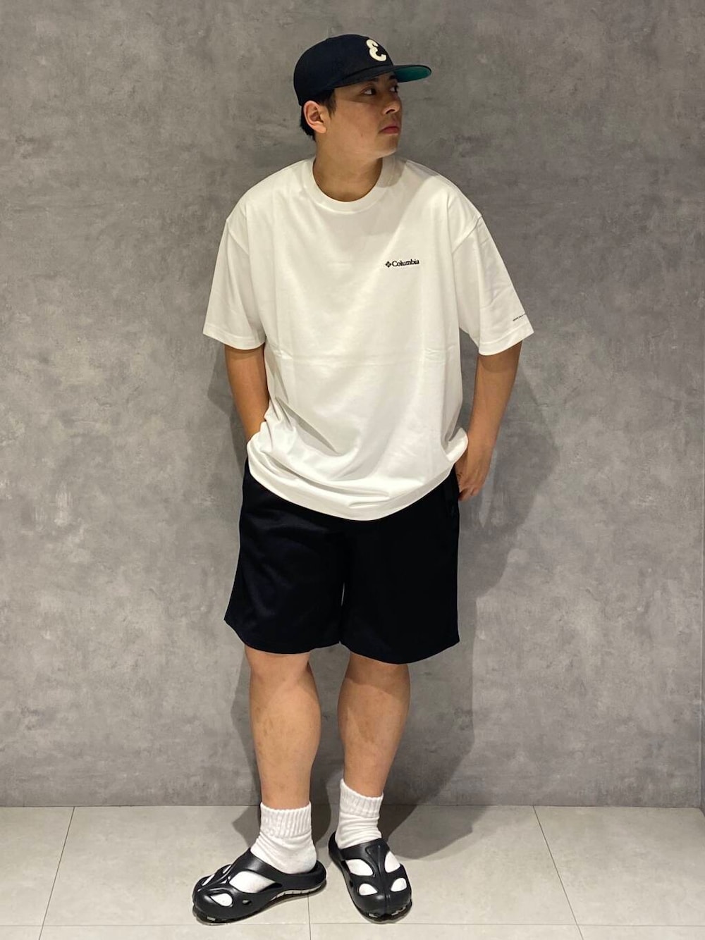 「Gramicci、ハーフパンツ、EXCLUSIVE、サンダルコーデ、半袖tシャツ、ハーフパンツコーデ、半袖短パン、サンダル×靴下、ショーツ、ショーツスタイル、Columbia」｜「Gramicciの『別注』GRAMICCI　Stretch Gabardine Short（その他パンツ、ブラック系）」を使った、たいようさん（メンズ・168cm）の夏コーディネートの1枚目の写真