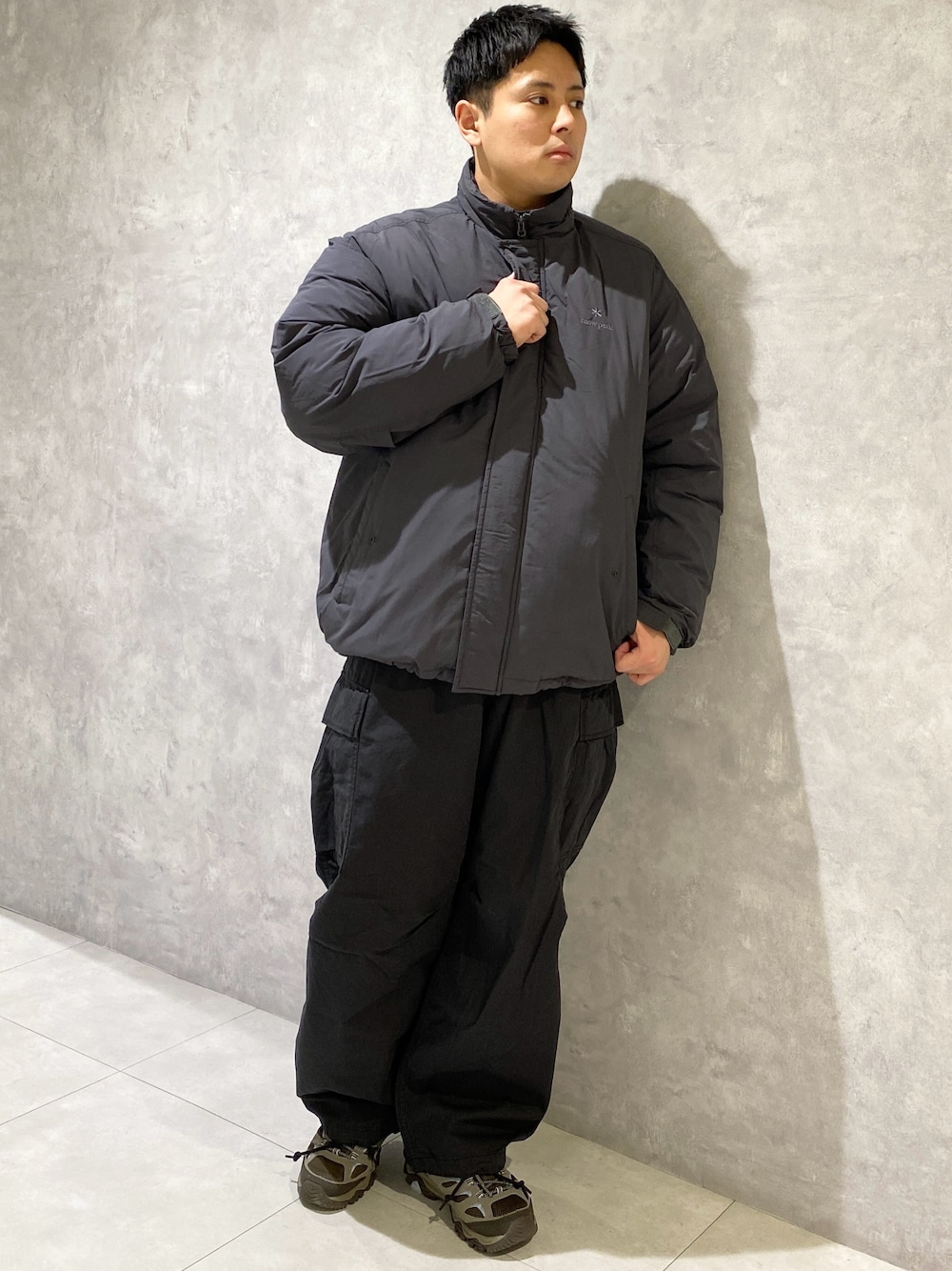 グレー系のその他アウター、ブラック系のその他パンツを着用したメンズの冬コーディネートの1枚目の写真