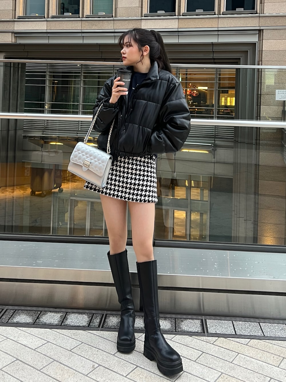 「ミニスカート、休日スタイル、オトナカワイイ、大人ガーリー、ダウンジャケット、ブラック、モノトーン、ロングブーツ」｜「moment+のフェイクソフトレザースタンドカラーファイバーダウンブルゾン（ダウンジャケット/コート、ブラック系）」を使った、なかひなさん（レディース・160cm）の冬コーディネートの1枚目の写真