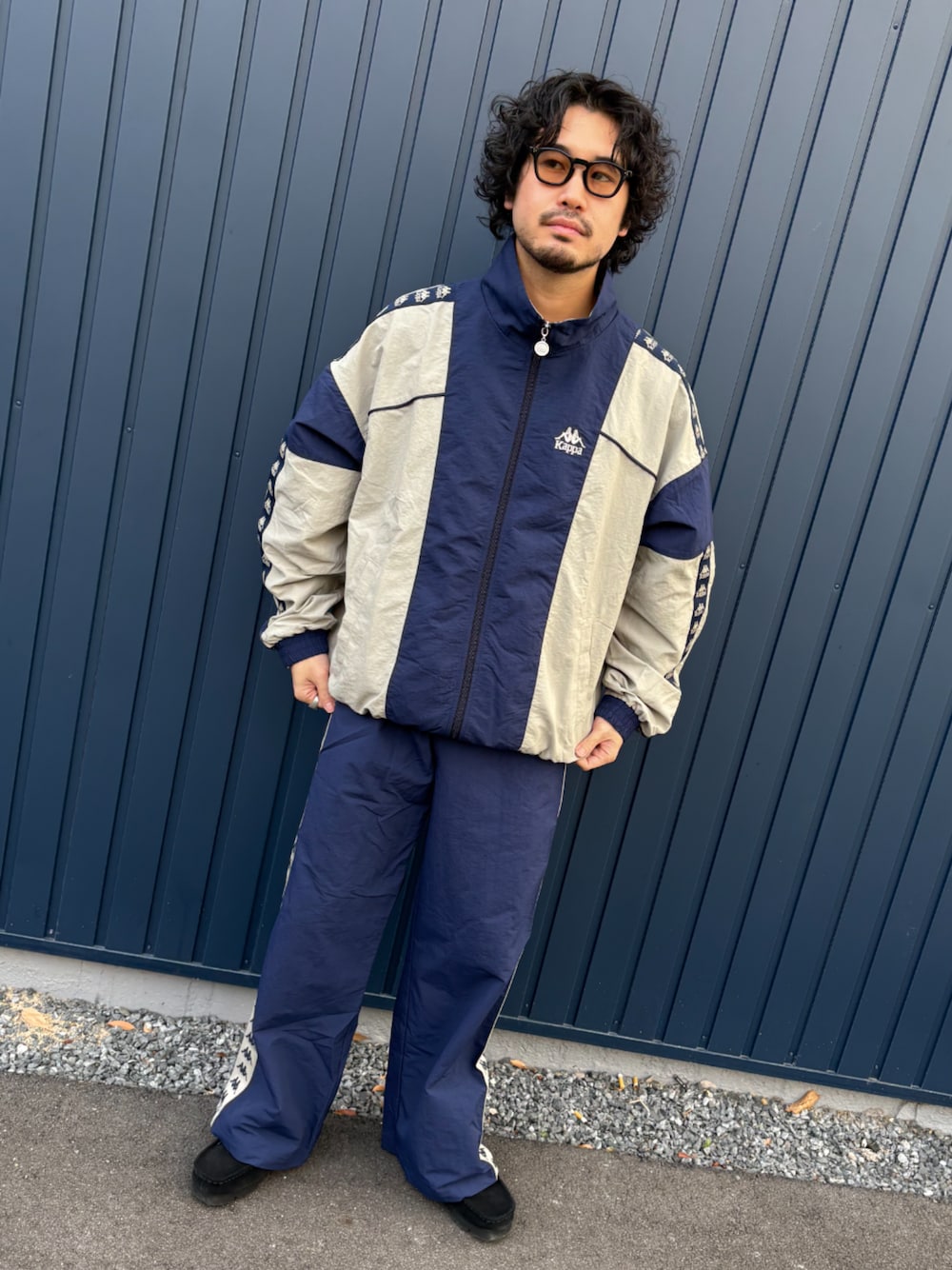 ブルー系のその他パンツ、ブルー系のジャージを着用したメンズの冬コーディネートの1枚目の写真