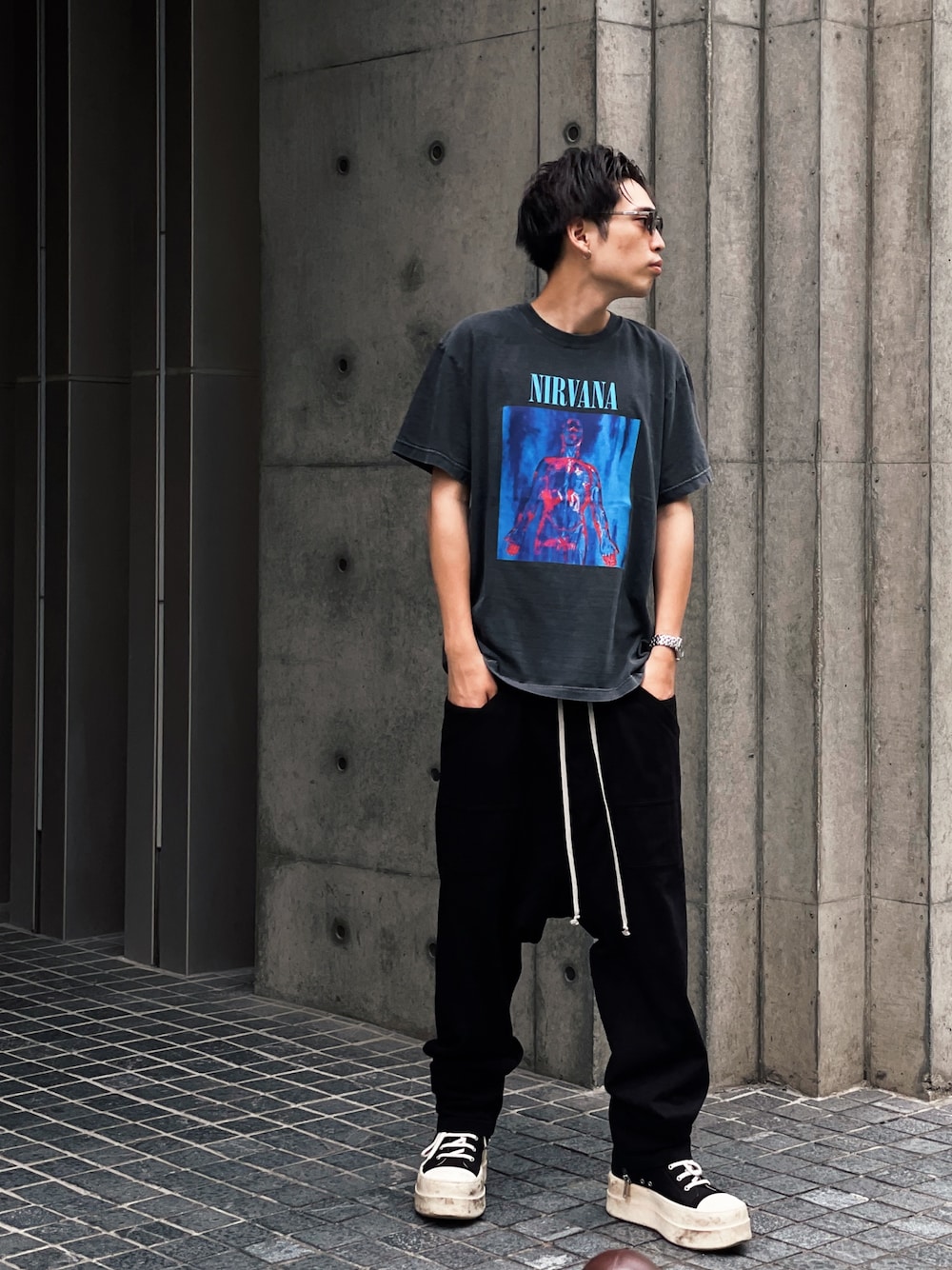 「ロゴT、モノトーン、カーゴパンツ、スニーカー、ブラックコーデ、スウェットパンツ、バンドT、ストリートコーデ、ストリートスタイル、モードストリート」｜「ANDRAPのANDRAP/アンドラップ/NIRVANA S/S TEE/ニルヴァーナ 半袖Tシャツ（Tシャツ/カットソー、ブラック系）」を使った、Tatsuki Nojimaさん（メンズ・175cm）の夏コーディネートの1枚目の写真