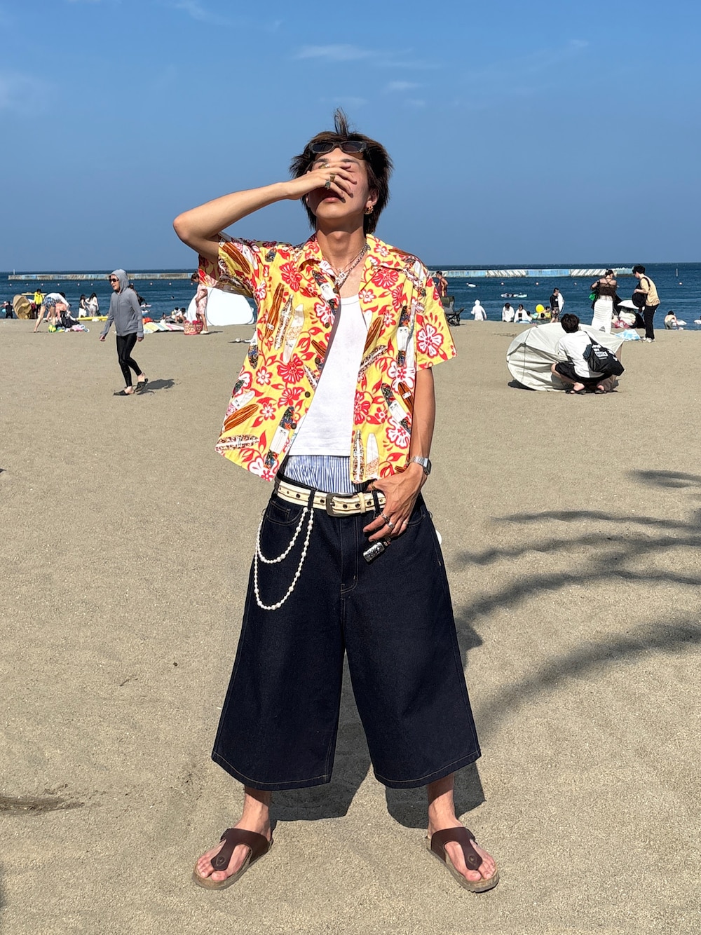 「アロハシャツ、ジョーツ、タンクトップ、サンダル、海コーデ、夏コーデ、夏、夏服メンズコーデ、夏ファッション、サンダルコーデ、古着MIX、アウトドアスタイル、アウトドアコーデ」｜「古着のアイテム（シャツ/ブラウス、その他）」を使った、Syunyaさん（メンズ・179cm）の夏コーディネートの1枚目の写真