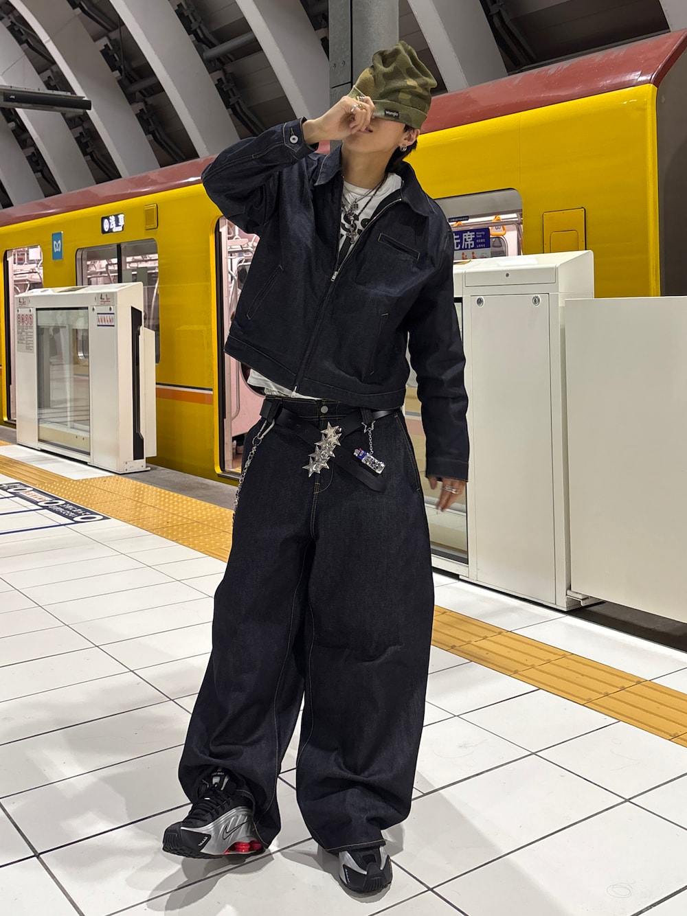 「ニット帽、秋っぽコーデ更新中、秋服コーデ、メンズコーデ、初秋コーデ、デニム、デニムジャケット、デニムオンデニム、デニムセットアップ、NIKEshox、ストリートコーデ、ストリート、ストリートファッション、海外ストリート」｜「mutimerのアイテム（デニムジャケット、ブルー系）」を使った、Syunyaさん（メンズ・179cm）の秋コーディネートの1枚目の写真
