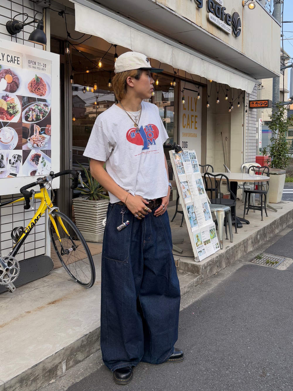 「夏ルックで気分アップ、デニム、ロゴT、メンズファッション、休日コーデ、シンプルコーデ、古着MIX、夏服コーデ、キャップコーデ、Tシャツ、デニムコーデ」｜「古着のアイテム（Tシャツ/カットソー、ホワイト系）」を使った、Syunyaさん（メンズ・179cm）の夏コーディネートの1枚目の写真