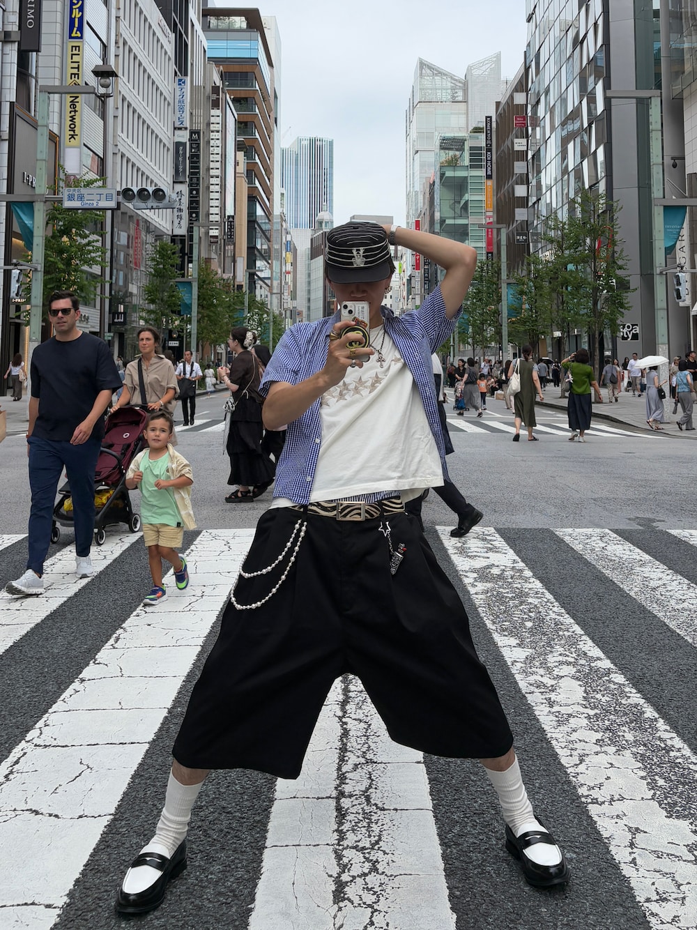 「夏ルックで気分アップ、ロゴT、夏服、お出かけコーデ、今日のコーデ、休日スタイル、チェックシャツ、ローファー、londonshoemake、アニマル柄、キャップ、キャップコーデ」｜「RED KAPのRED KAP/レッドキャップ 別注 2TUCK BAGGY WIDE TWILL SHORTS PANTS/バギーショートパンツ/ワイドフィット（その他パンツ、ブラック系）」を使った、Syunyaさん（メンズ・179cm）の夏コーディネートの1枚目の写真
