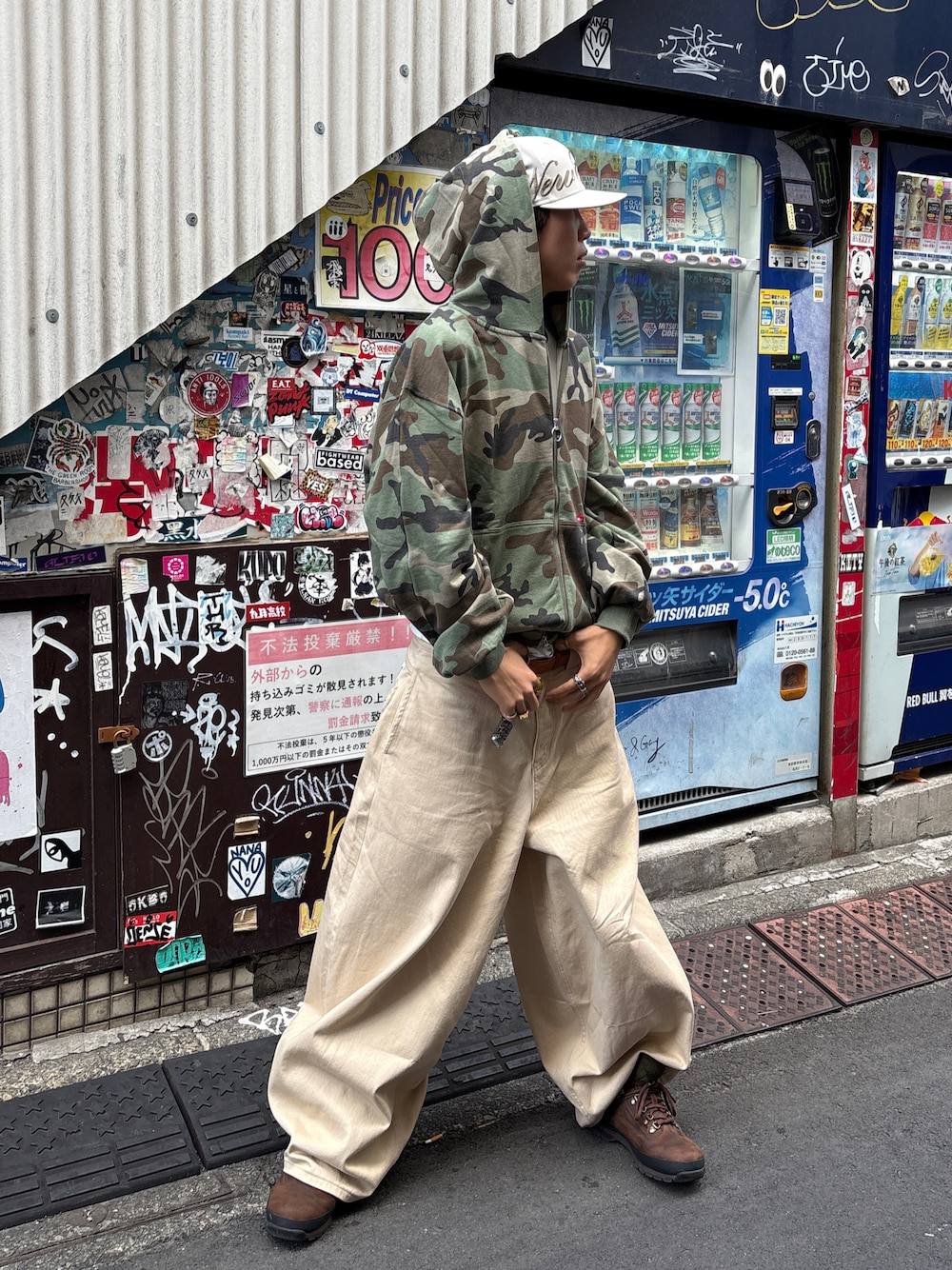 ブラウン系のブーツ、その他のパーカー、ベージュ系のデニムパンツを着用したメンズの秋コーディネートの1枚目の写真