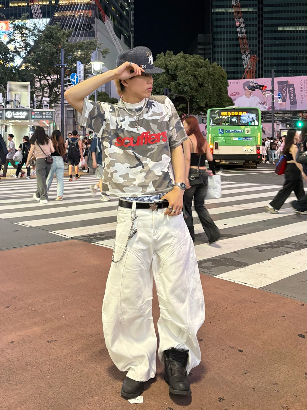 その他のTシャツ/カットソー、ホワイト系のデニムパンツ、ブラック系のブーツを着用したメンズの夏コーディネートの1枚目の写真
