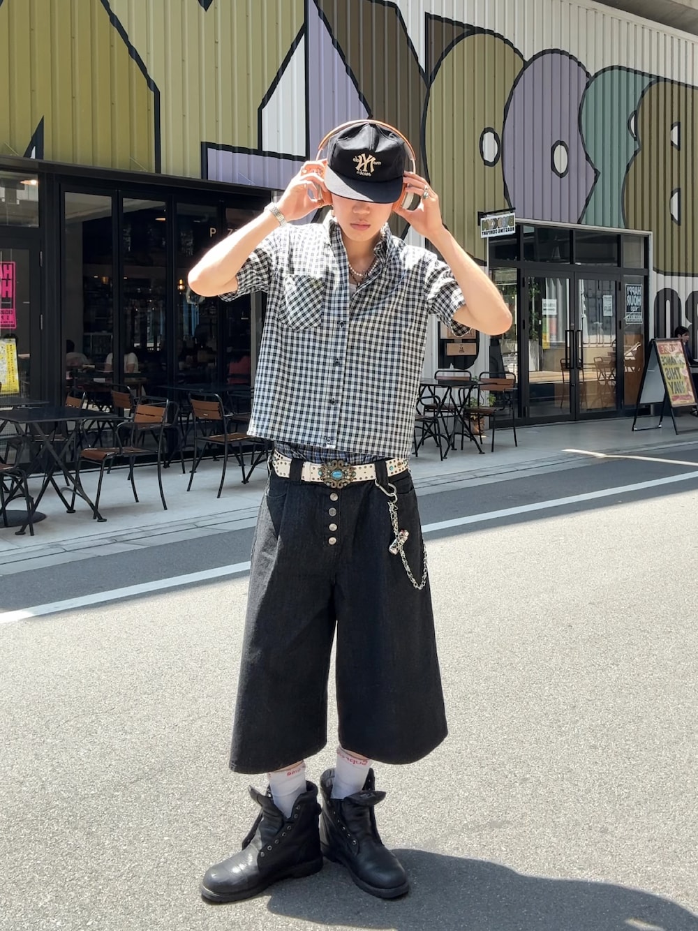 「夏コーデ、チェックシャツ、ハーフパンツ、デニム、キャップ、メンズコーデ、ストリート、古着MIX、古着、シティーボーイ、シャツスタイル、ブラックコーデ、お出かけコーデ」｜「tzkillerのアイテム（デニムパンツ、ブラック系）」を使った、Syunyaさん（メンズ・179cm）の夏コーディネートの1枚目の写真