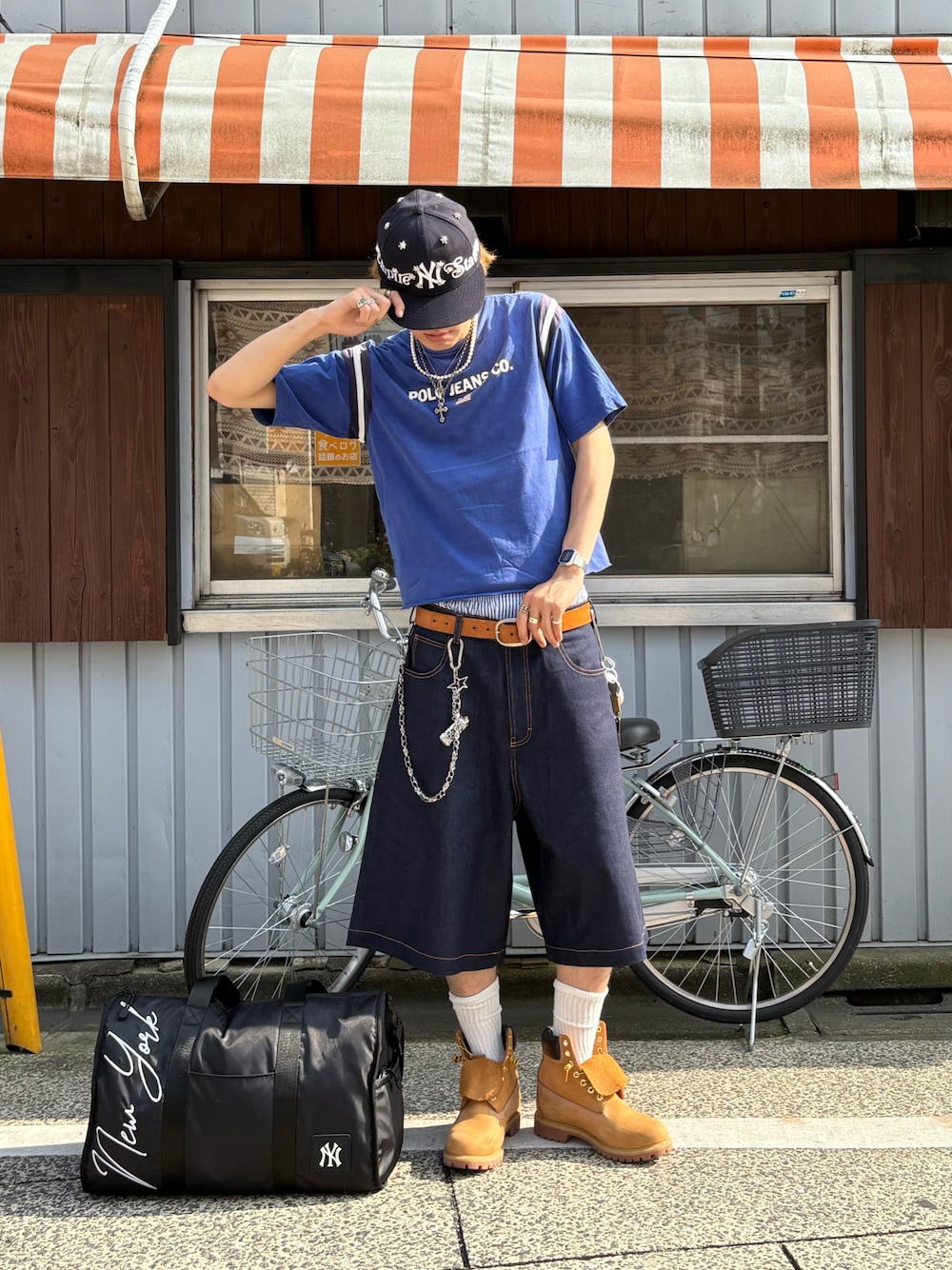 「古着MIX、メンズファッション、夏コーデ、Tシャツ、キャップ、革靴、ハーフパンツ、スケータースタイル、ストリート、ボストンバッグ、Timberland、MLB」｜「古着のアイテム（Tシャツ/カットソー、ブルー系）」を使った、Syunyaさん（メンズ・179cm）の夏コーディネートの1枚目の写真