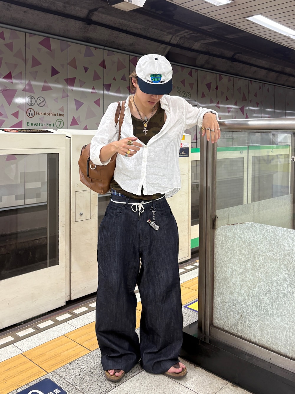 「休日コーデ、夏服、リネンシャツ、ユニクロ、UNIQLO、夏服コーデ、シンプルスタイル、リジットデニム、デニム、サンダル、キャップ、迷彩、タンクトップ」｜「Deaileのアイテム（デニムパンツ、ブルー系）」を使った、Syunyaさん（メンズ・179cm）の夏コーディネートの1枚目の写真