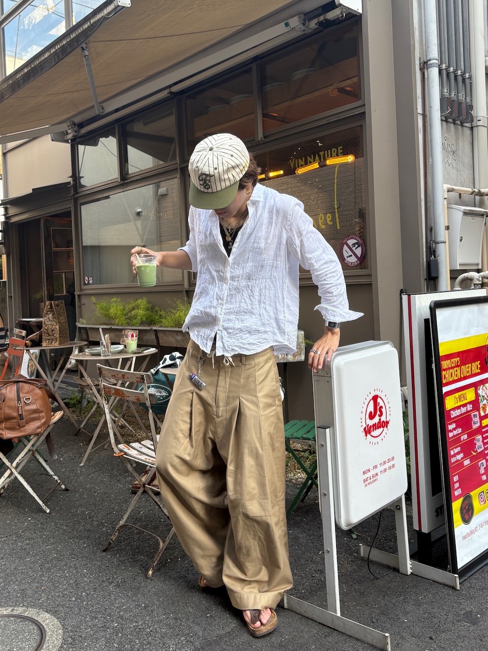 ホワイト系のシャツ/ブラウス、ベージュ系のチノパンツ、ブラウン系のサンダルを着用したメンズの夏コーディネートの1枚目の写真
