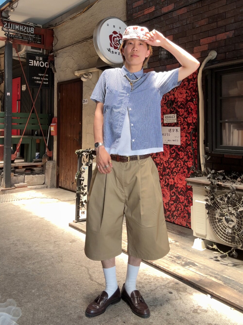 ベージュ系のその他パンツ、ブラウン系のローファー、ホワイト系のTシャツ/カットソーを着用したメンズの夏コーディネートの1枚目の写真