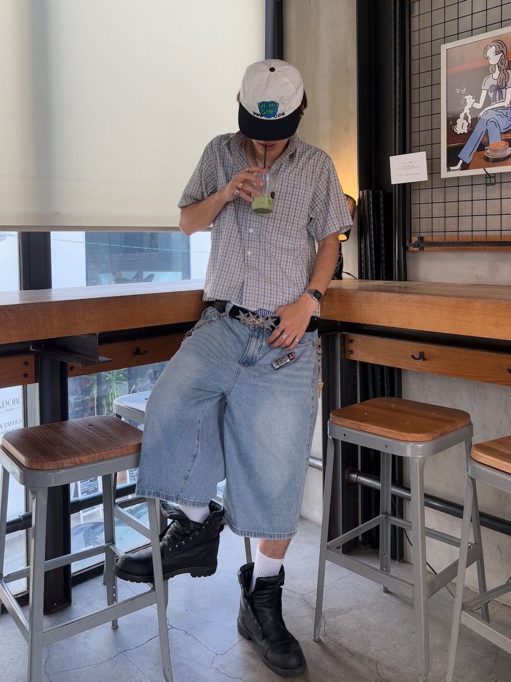 「夏ルックで気分アップ、デニム、デニムハーフパンツ、ジョーツ、夏、今日のコーデ、ストリート、シンプル、メンズファッション、チェックシャツ、キャップ、キャップコーデ、半袖シャツ、夏ファッション」｜「demoshopのアイテム（キャップ、ホワイト系）」を使った、Syunyaさん（メンズ・179cm）の夏コーディネートの1枚目の写真