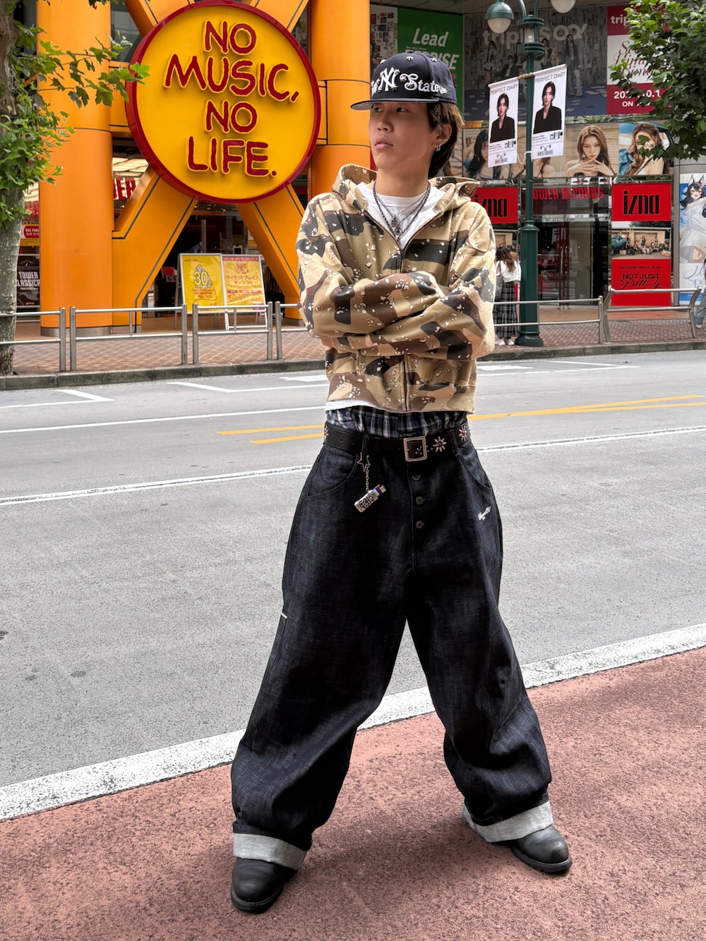 ベージュ系のパーカー、ブルー系のデニムパンツ、ブラック系のブーツを着用したメンズの秋コーディネートの1枚目の写真