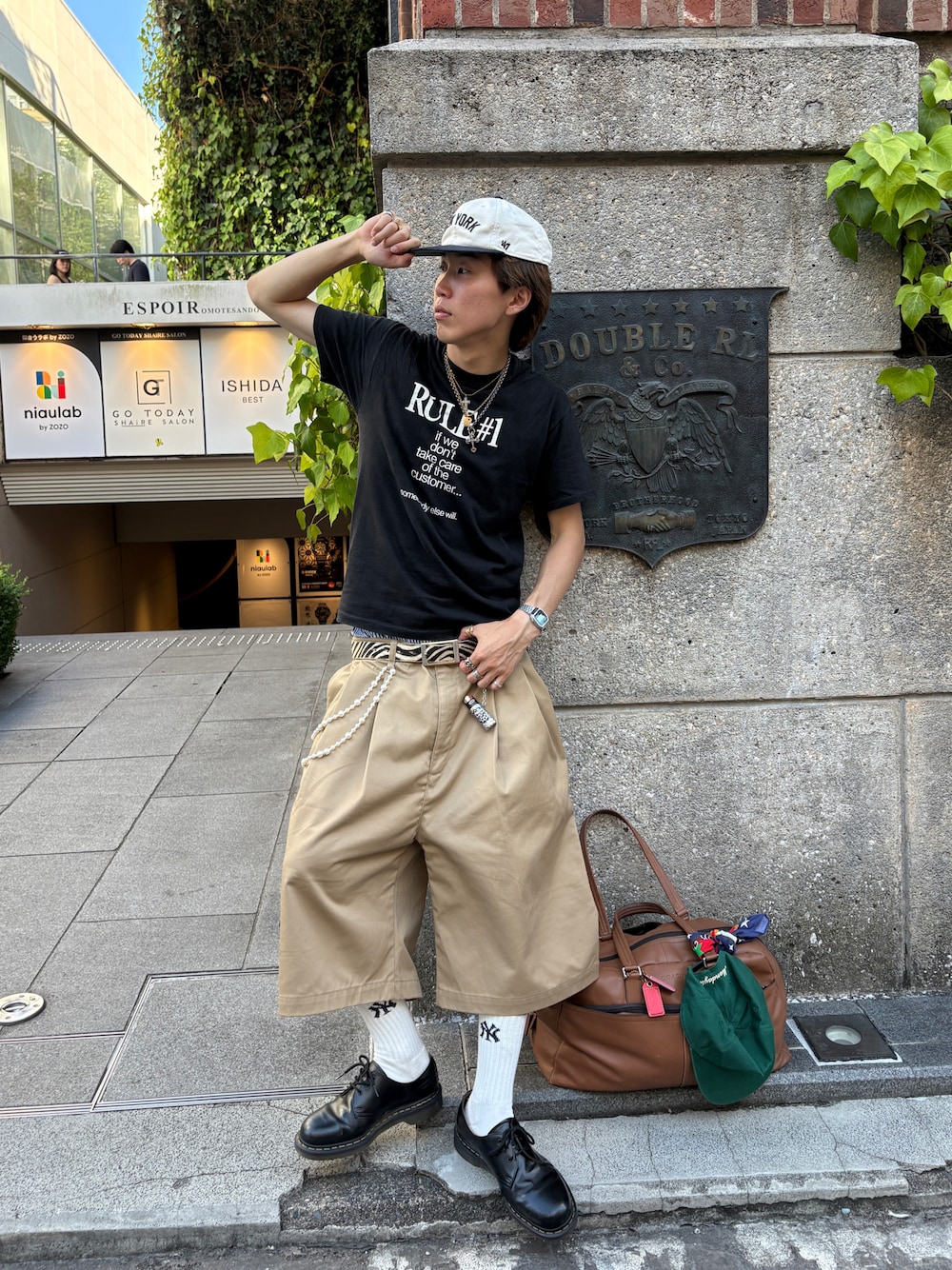 「夏ルックで気分アップ、シンプルコーデ、夏ファッション、メンズコーデ、シンプルスタイル、今日のコーデ、ハーフパンツ、プリントT、Tシャツ、黒Tシャツ、キャップ、キャップコーデ、革靴、ヤンキース、MLB」｜「Dr. MartensのDr. Martens/ドクターマーチン 1461 3 ホール シューズ 10085001（ドレスシューズ、ブラック系）」を使った、Syunyaさん（メンズ・179cm）の夏コーディネートの1枚目の写真