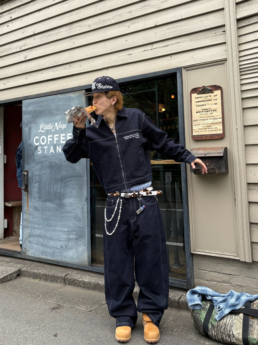 「オトナカジュアル、今日のコーデ、シンプルスタイル、革靴、キレイめ、雨の日コーデ、メンズコーデ、デニムジャケット、デニム、キャップ、海外系ファッション、ストリート」｜「NEW ERAのアイテム（キャップ、ブルー系）」を使った、Syunyaさん（メンズ・179cm）の夏コーディネートの1枚目の写真