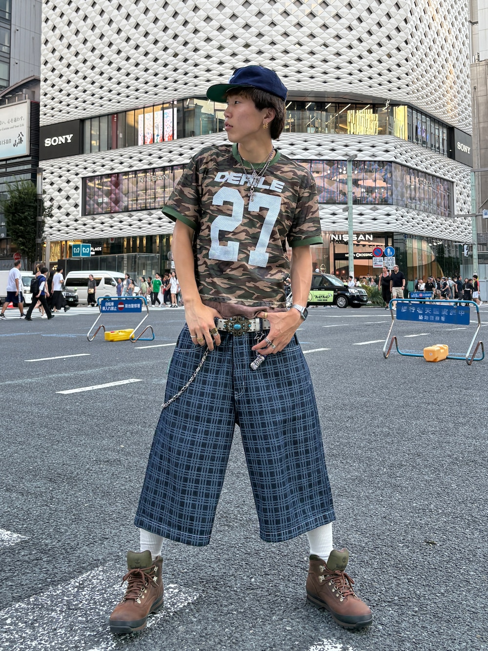 その他のその他トップス、ブラウン系のTシャツ/カットソー、その他のパンツを着用したメンズの夏コーディネートの1枚目の写真