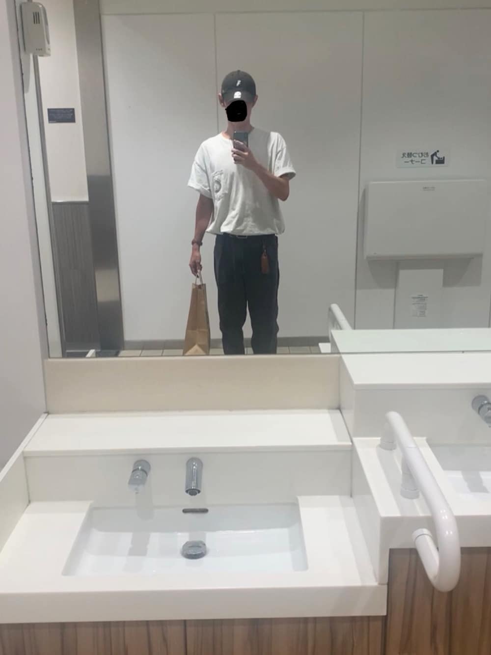 ブラック系のデニムパンツ、ホワイト系のTシャツ/カットソーを着用したメンズの夏コーディネートの1枚目の写真