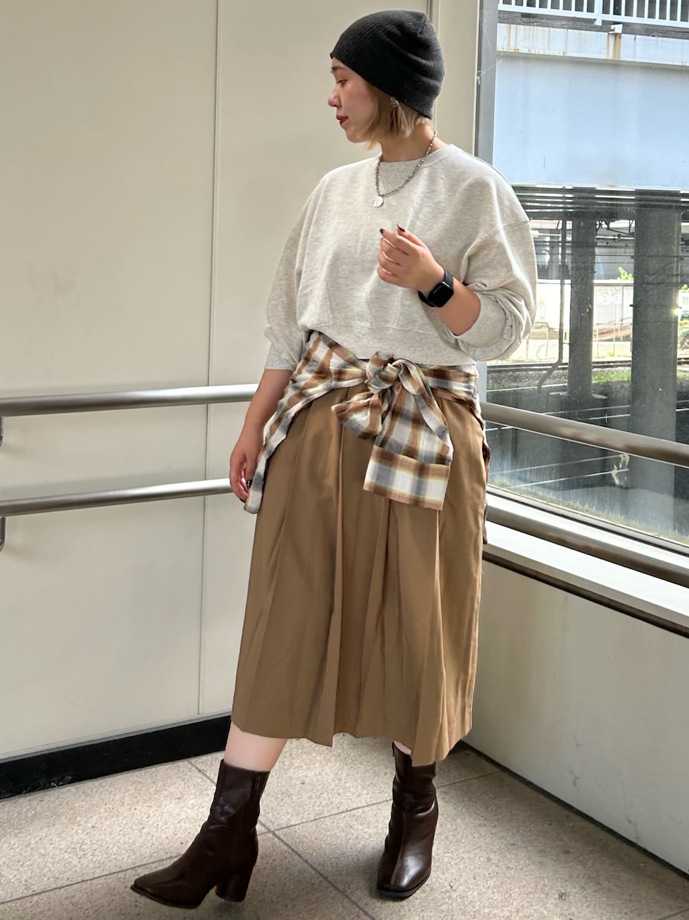 イエロー系のスカート、オレンジ系のシャツ/ブラウス、グレー系のスウェットを着用したレディースの秋コーディネートの1枚目の写真