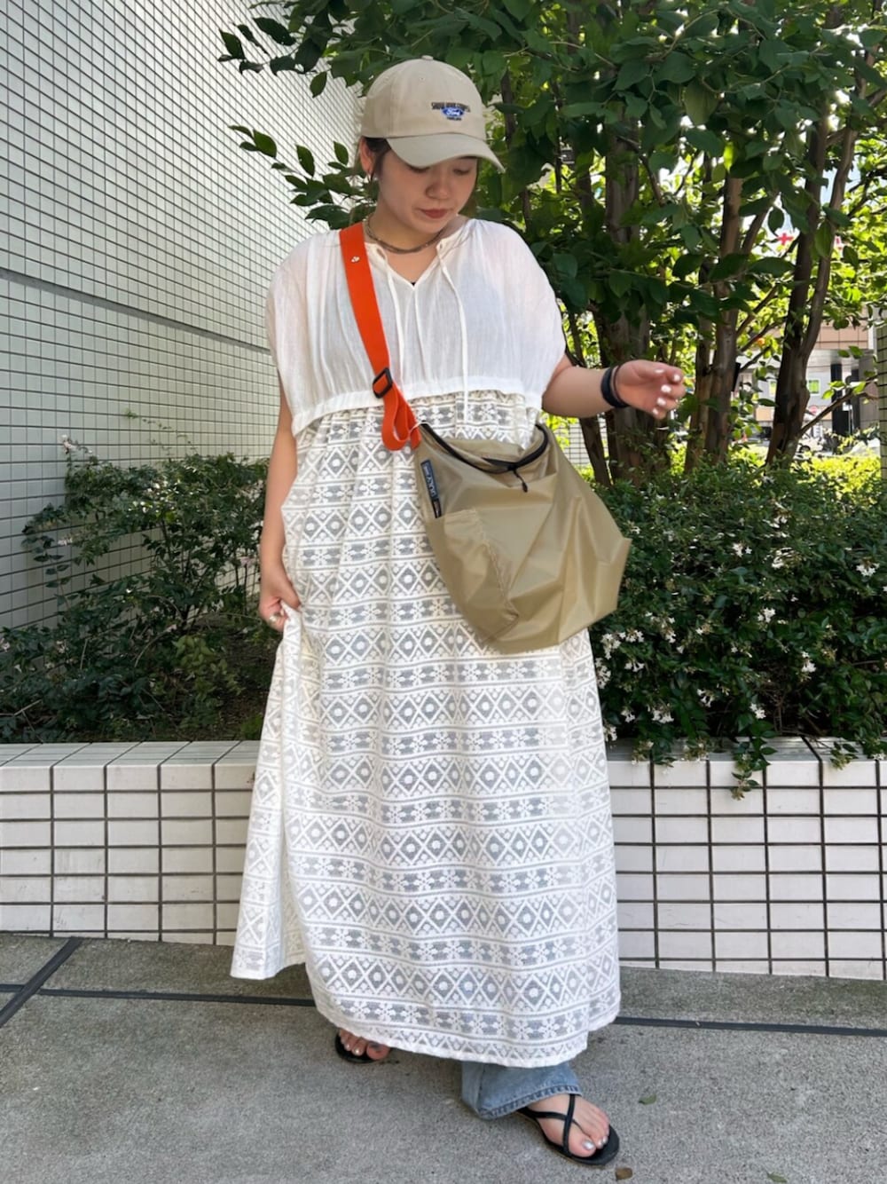 ホワイト系のワンピース、ベージュ系のショルダーバッグを着用したレディースの夏コーディネートの1枚目の写真