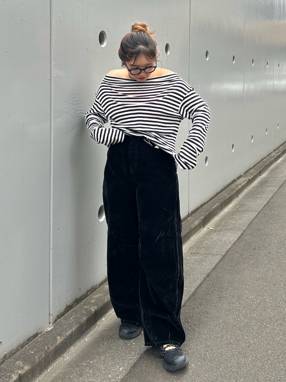 その他のTシャツ/カットソー、ブラック系のデニムパンツを着用したレディースの秋コーディネートの1枚目の写真