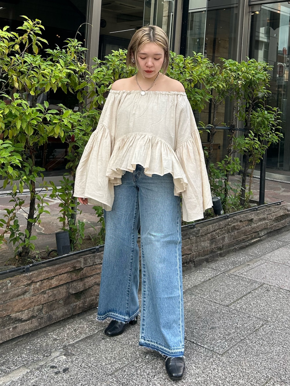 ホワイト系のシャツ/ブラウス、ブルー系のデニムパンツを着用したレディースの夏コーディネートの1枚目の写真