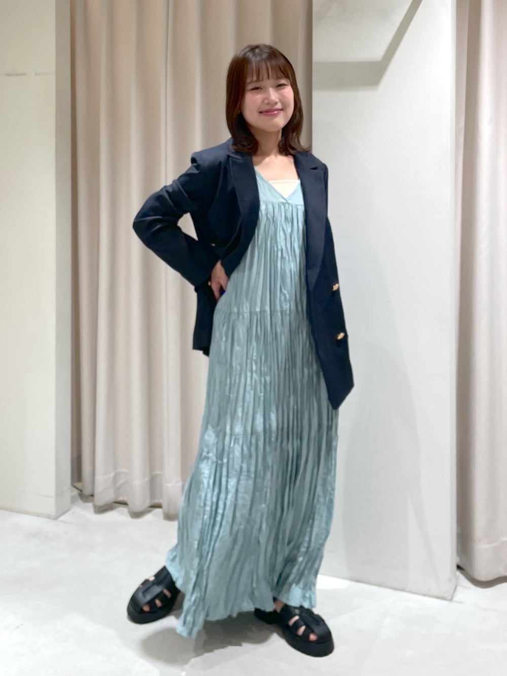 「骨格ウェーブ、ブルベ夏、低身長女子、低身長コーデ、低身長、ジャケット、紺ブレ、ワンピース、ワンピーススタイル、ラクチンコーデ、シンプルスタイル、大人女子、大人可愛い、夏服コーデ、キレイめコーデ」｜「FREE'S MARTの◆ワッシャーティアードノースリーブワンピース（ワンピース、グリーン系）」を使った、harunaさん（レディース・149cm）の夏コーディネートの1枚目の写真
