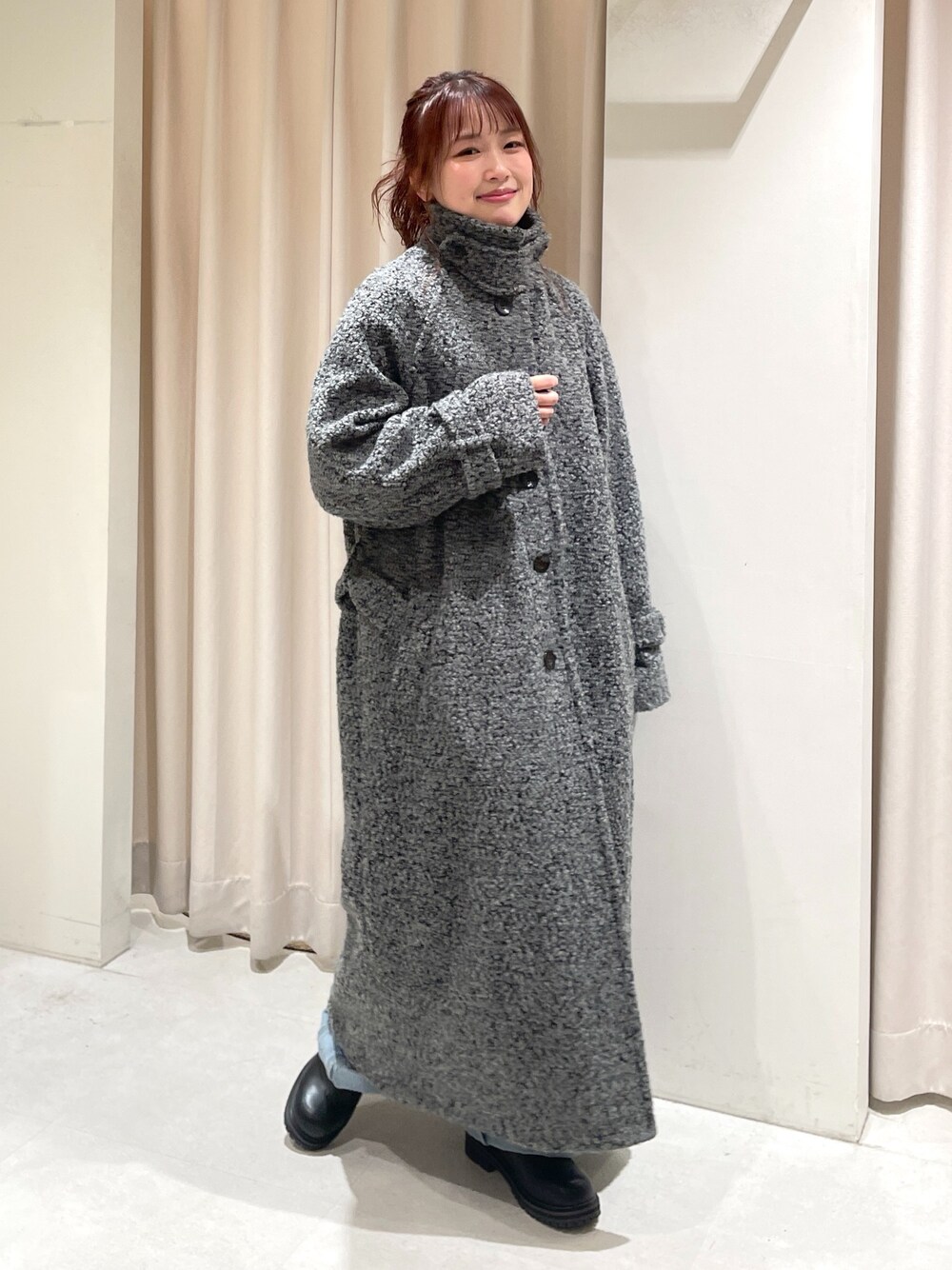 「骨格ウェーブ、ブルべ夏、低身長、低身長女子、低身長コーデ、コート、ロングコート、ブーツ、デニム、カーディガン、冬コーデ、ニット、休日スタイル、きれいめカジュアル、大人女子」｜「FREE'S MARTの◆2WAYブークレステンカラーロングコート（ステンカラーコート、グレー系）」を使った、harunaさん（レディース・149cm）の冬コーディネートの1枚目の写真