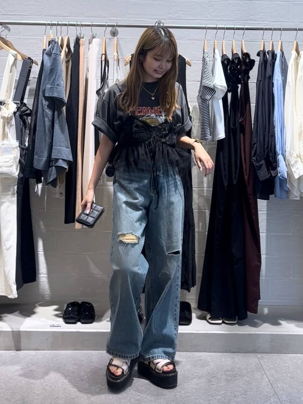 「女子会、ローリーズスタイル_LOWRYS FARM、カジュアル、LOWRYS FARM」｜「LOWRYS FARMのＵＳＥＤバンドＴＳＳ　113919（Tシャツ/カットソー、グレー系）」を使った、なつきさん（レディース・157cm）の夏コーディネートの1枚目の写真