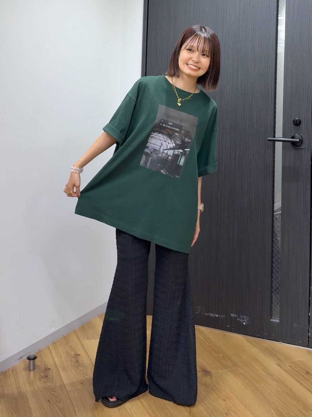 「女子会、ローリーズスタイル_LOWRYS FARM、カジュアル、LOWRYS FARM」｜「LOWRYS FARMのカンドウフィットグルカ 283656（サンダル、ブラック系）」を使った、なつきさん（レディース・157cm）の春コーディネートの1枚目の写真