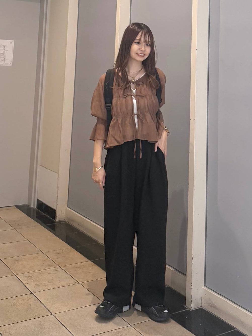 「女子会、ローリーズスタイル_LOWRYS FARM、カジュアル、LOWRYS FARM」｜「LOWRYS FARMのスタイルＵＰアシメショートキャミソール　 288807（キャミソール、ベージュ系）」を使った、なつきさん（レディース・157cm）の春コーディネートの1枚目の写真