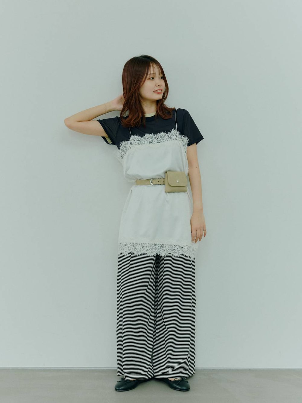 ブラック系のバレエシューズ、ホワイト系のキャミソール、ブルー系のTシャツ/カットソーを着用したレディースの夏コーディネートの1枚目の写真