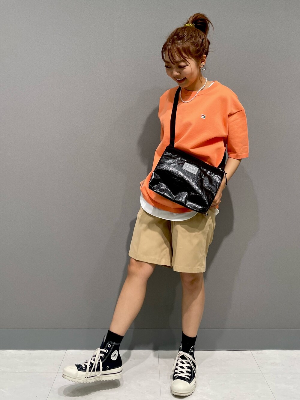 「アーノルドパーマー、Arnold Palmer、骨格ストレート、男女兼用、低身長コーデ、ハーフパンツ、ハイカットスニーカー、休日スタイル、フェススタイル、アウトドアスタイル、カジュアルコーデ、夏コーデ、ラクチンコーデ、オレンジ、メンズライク」｜「Arnold Palmerのシェア サマーニット Tシャツ + タンクトップ セット（アンサンブル、オレンジ系）」を使った、アーノルドパーマー@ジョイナス横浜店さん（レディース・152cm）の夏コーディネートの1枚目の写真