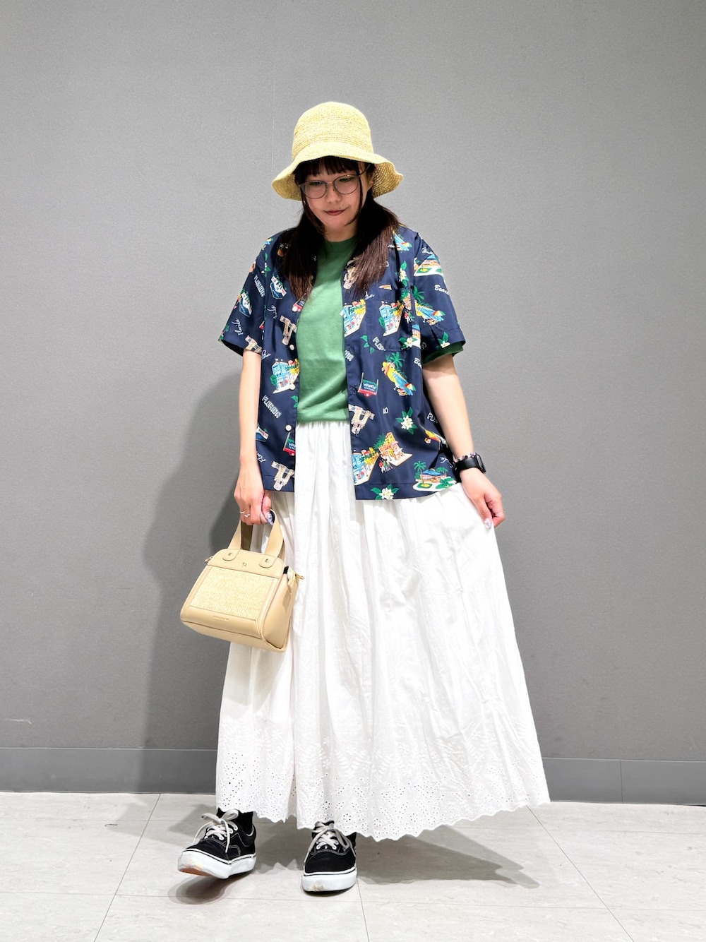 「Arnold Palmer、アーノルドパーマー、柄シャツ、半袖シャツ、夏コーデ、シャツスタイル、カジュアルガーリー、おでかけ服、Tシャツコーデ、夏服コーデ、スカートスタイル、ストローハット、夏、夏服、夏ファッション」｜「Arnold Palmerの雑材ハット（ハット、ベージュ系）」を使った、アーノルドパーマー@ジョイナス横浜店さん（レディース・159cm）の夏コーディネートの1枚目の写真