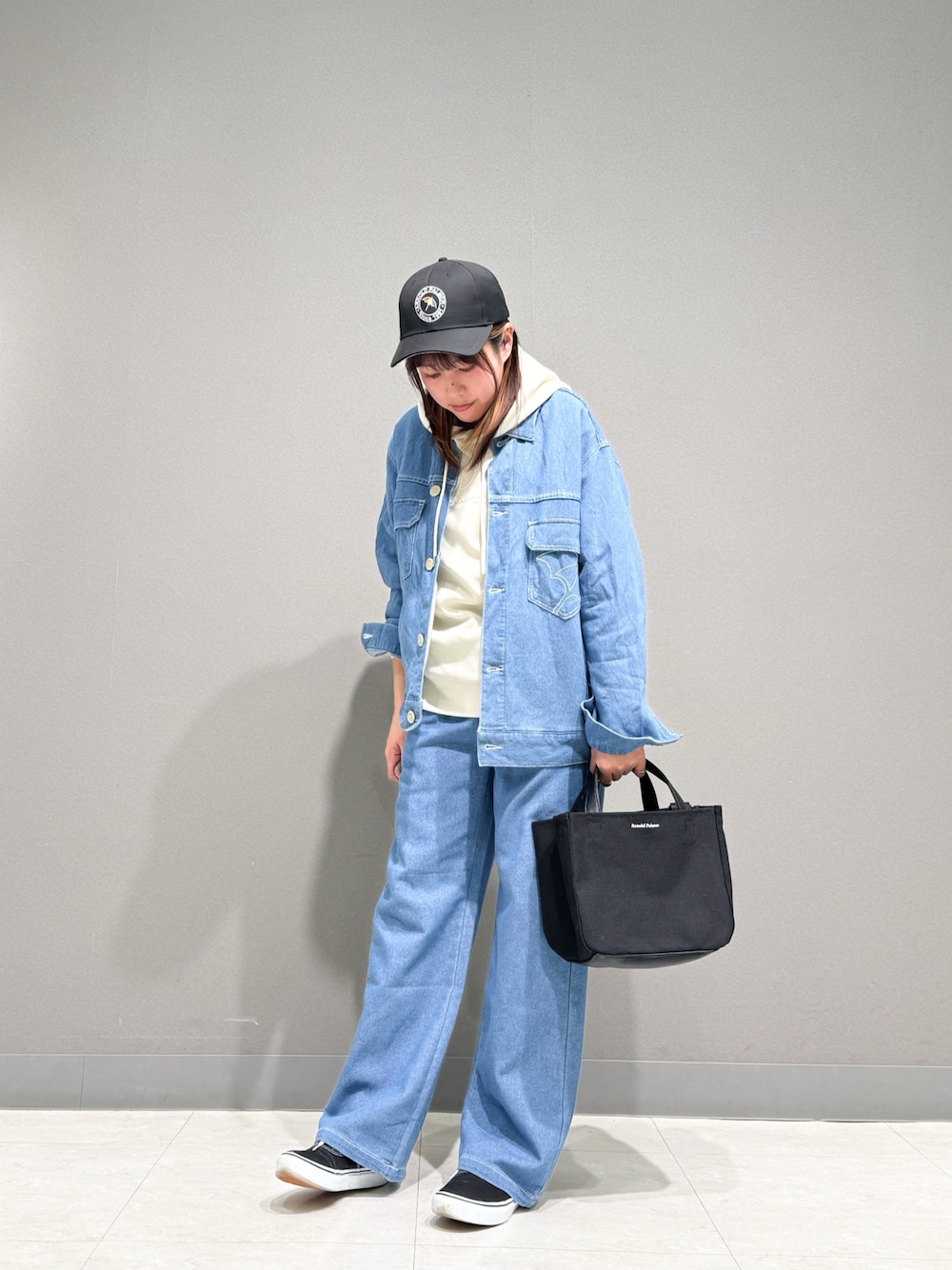 「Arnold Palmer、アーノルドパーマー、春色、春服コーデ、おでかけコーデ、ゆるコーデ、大人コーデ、デニムジャケット、ジャケット/アウター、Gジャン、デニム、セットアップ、セットアップスタイル、パーカー、パーカーコーデ」｜「Arnold Palmerのサークルロゴ シェア キャップ（キャップ、ブラック系）」を使った、アーノルドパーマー@ジョイナス横浜店さん（レディース・159cm）の春コーディネートの1枚目の写真