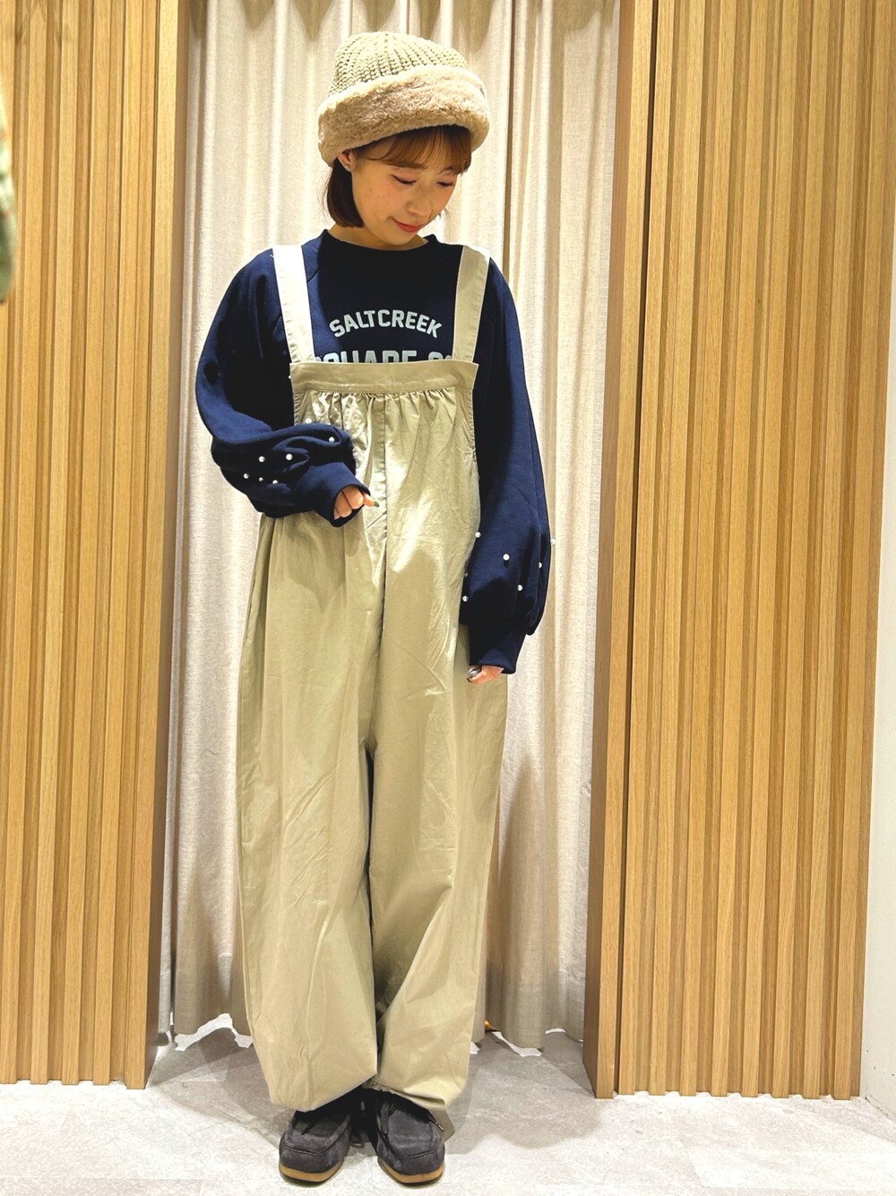 「低身長、低身長コーデ、秋冬コーデ、秋冬、冬コーデ、冬、サロペット、パール、スウエット、ニット帽、カジュアルコーデ、カジュアル」｜「Samansa Mos2のファーニットコンビワッチ（ハット、ブラウン系）」を使った、あかりさん（レディース・153cm）の冬コーディネートの1枚目の写真