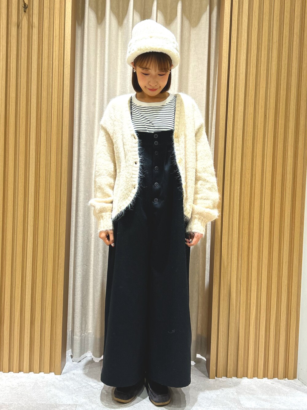 「低身長、低身長コーデ、冬、冬コーデ、ニット帽、サロペット、ボーダー、カーディガン、白×青、モノトーン、冬のコーデ、カジュアルガーリー」｜「Samansa Mos2のファーニットコンビワッチ（ハット、ホワイト系）」を使った、あかりさん（レディース・153cm）の冬コーディネートの1枚目の写真