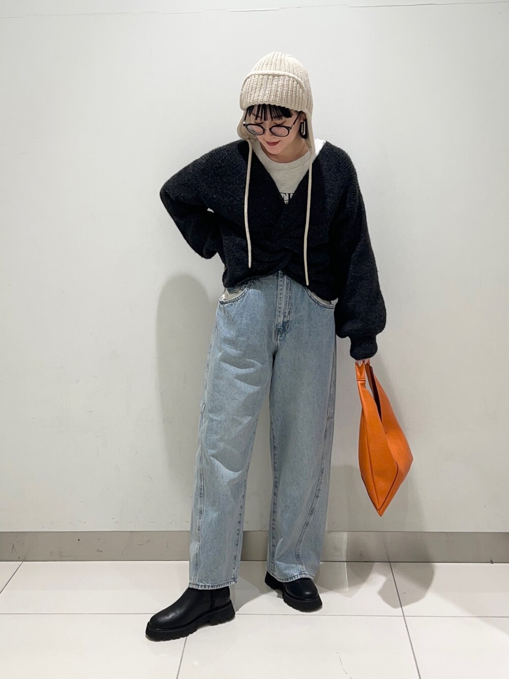 ブルー系のデニムパンツ、ブラック系のニット/セーター、その他のTシャツ/カットソーを着用したレディースの秋コーディネートの1枚目の写真