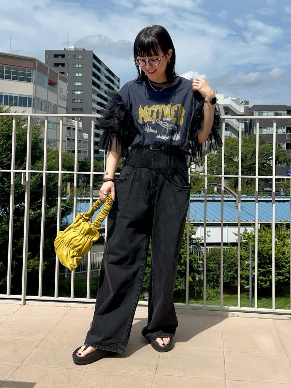 その他のTシャツ/カットソー、ブラック系のシャツ/ブラウス、ブラック系のデニムパンツを着用したレディースの夏コーディネートの1枚目の写真