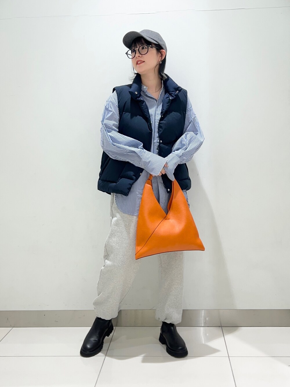 ブラック系のブーツ、グレー系のスウェットパンツ、ブルー系のシャツ/ブラウスを着用したレディースの秋コーディネートの1枚目の写真