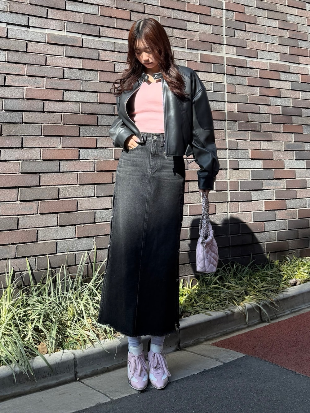 ブラック系のブルゾン、ピンク系のTシャツ/カットソー、ピンク系のショルダーバッグを着用したレディースの春コーディネートの1枚目の写真