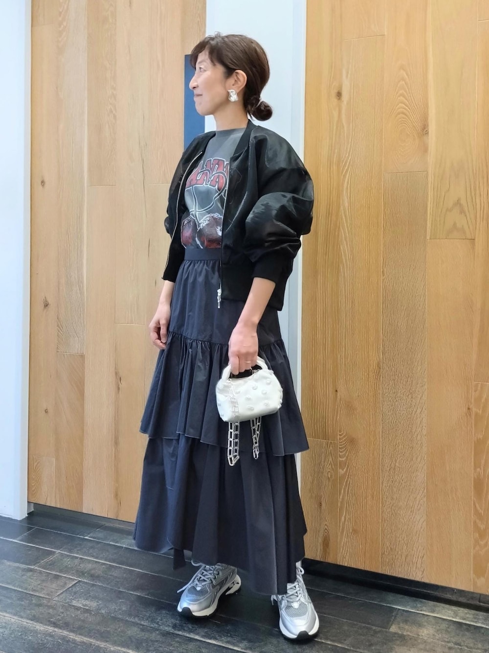 「24SS春の新作、GANNI、ガニー、LACOSTE、ラコステ、STINE GOYA、スティーヌゴヤ、イヤリング、シアー、スカート、ADAM ET ROPÉ、FEMME、サステナブル、骨格ウェーブ、ブルべ」｜「LACOSTEの【LACOSTE(ラコステ)】L003 NEO 124 3 SFA（スニーカー、シルバー系）」を使った、enokiさん（レディース・157cm）の春コーディネートの1枚目の写真