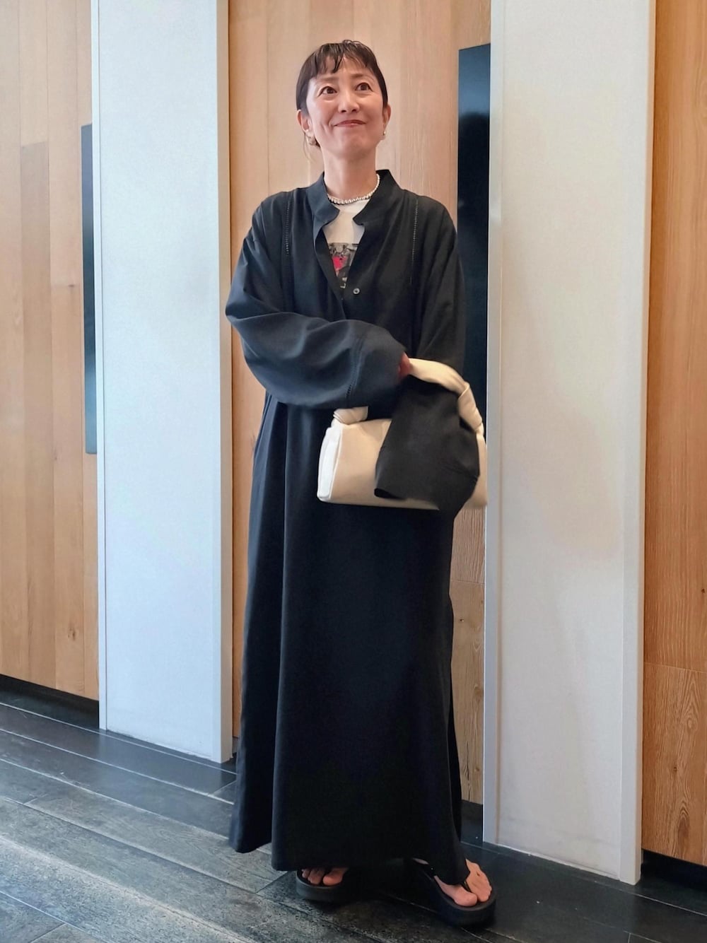 「OOFOS、ウーフォス、PFT、春コーデ、初夏コーデ、夏コーデ、デートコーデ、お出かけコーデ、旅行コーデ、女子会コーデ、大人カジュアル、レイヤード、体型カバー、モノトーンコーデ、カジュアルコーデ」｜「ADAM ET ROPE'のリネンマキシワンピース（ワンピース、ブラック系）」を使った、enokiさん（レディース・157cm）の春コーディネートの1枚目の写真