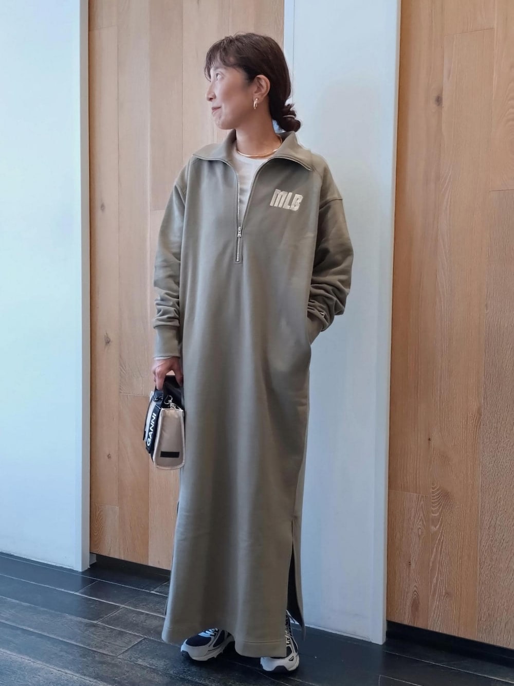 「ガニー、GANNI、ASICS、アシックス、初秋コーデ、秋コーデ、お出かけコーデ、大人カジュアル、レイヤード、カジュアルコーデ、別注アイテム、コラボアイテム、ADAM ET ROPÉ、ウェーブ、ブルべ冬」｜「GANNIの【GANNI for ADAM ET ROPE'】Recycled tech Mini Tote（トートバッグ、ベージュ系）」を使った、enokiさん（レディース・157cm）の秋コーディネートの1枚目の写真