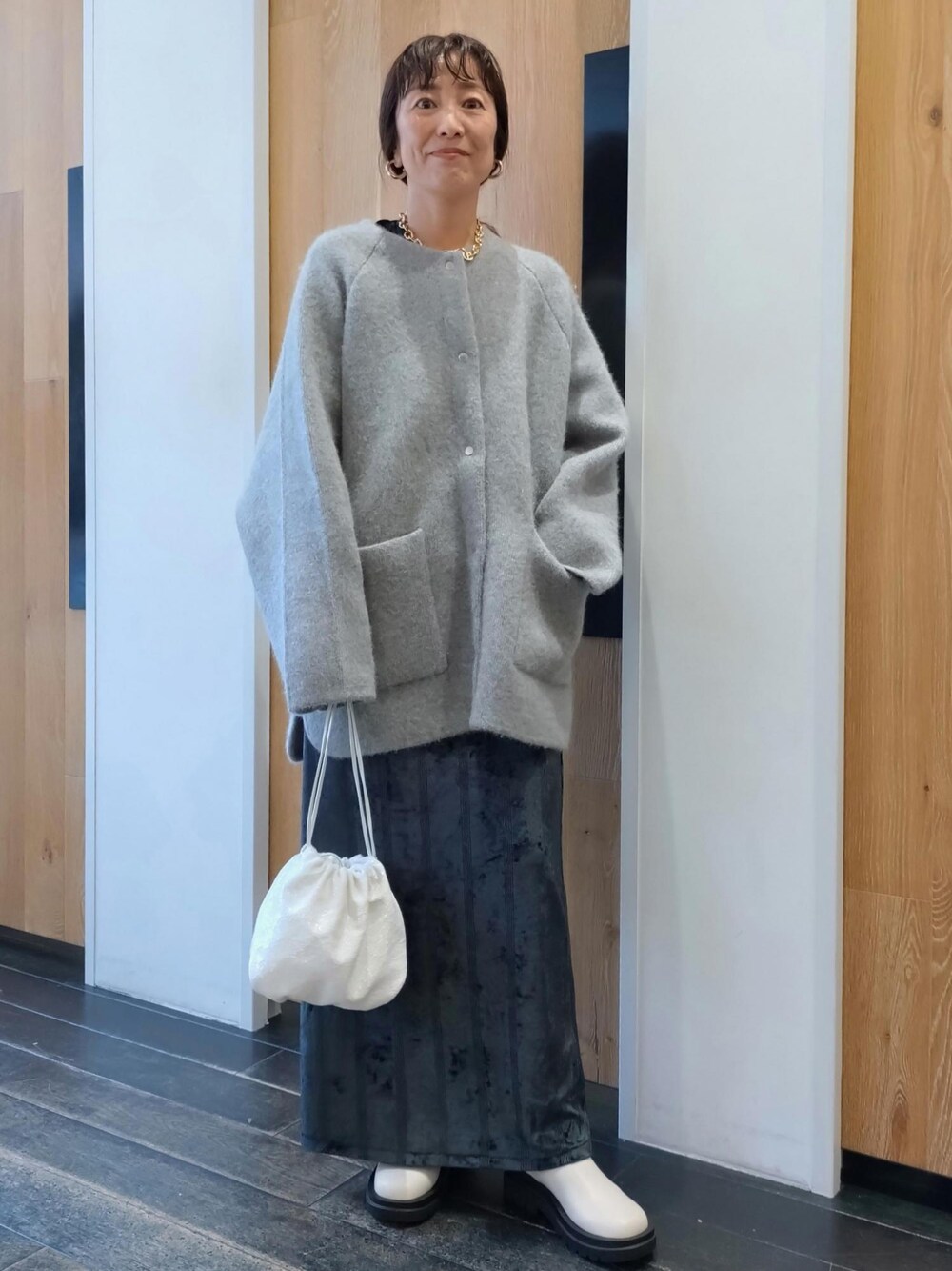 「ミラー、秋コーデ、初冬コーデ、お出かけコーデ、旅行コーデ、女子会コーデ、大人カジュアル、セットアップ、スカートスタイル、体型カバー、カジュアルコーデ、別注アイテム、ADAM ET ROPÉ、ウェーブ、ブルべ冬」｜「ADAM ET ROPE'のシータチェーンネックレス（ネックレス、ゴールド系）」を使った、enokiさん（レディース・157cm）の秋コーディネートの1枚目の写真